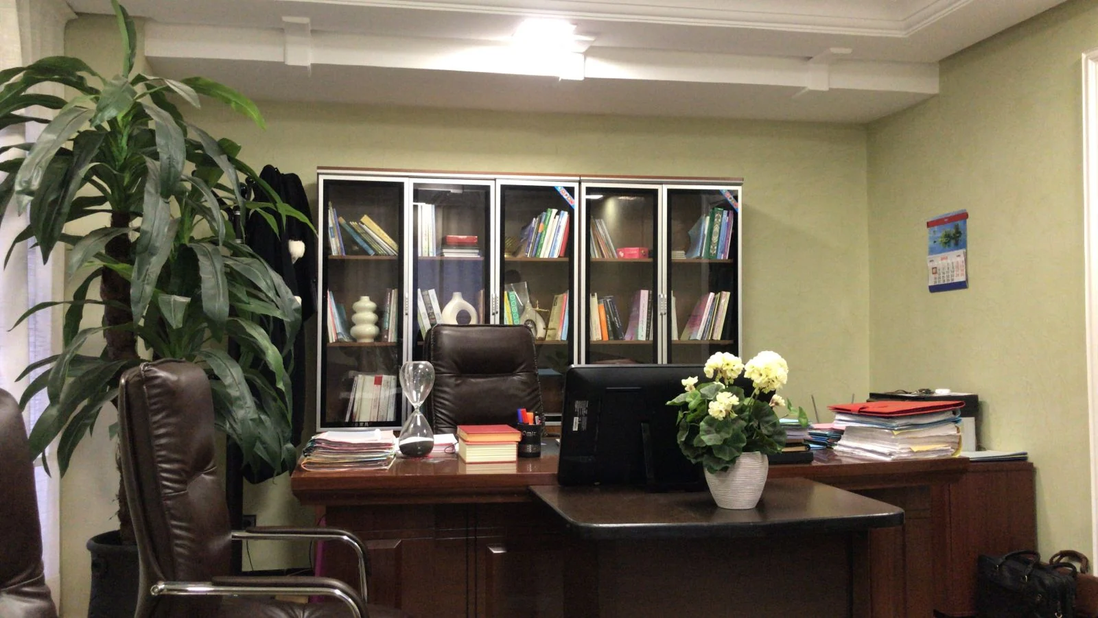 Bibliothèque juridique et bureau au Cabinet Jamai à Agadir